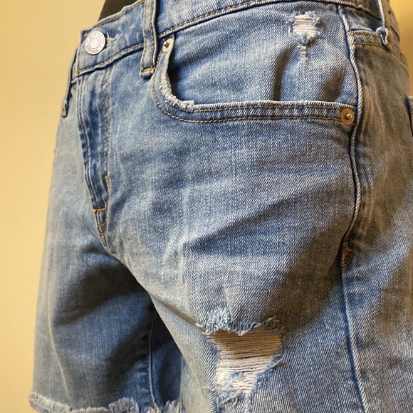 ๐ 2/$25 GAP Medium Wash Distressed Demin Shorts - Picture 3 of 6